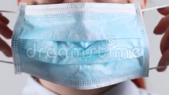 冠状病毒大流行covid19关闭女性戴上医用口罩冠状病毒防护装置视频的预览图