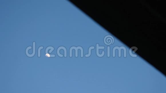 白天蓝天上的小月亮视频的预览图