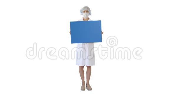 年轻的女医生戴着面具在白色的背景上拿着一个空的账单视频的预览图