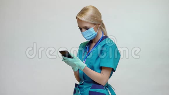 戴防护口罩及乳胶手套的医生护士使用手机视频的预览图