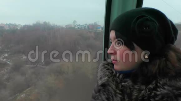 那个戴帽子穿羊皮大衣的女孩在秋天乘缆车视频的预览图