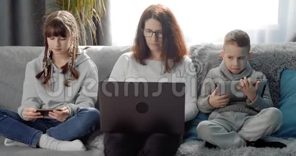 在家中使用数码产品的现代家庭视频的预览图