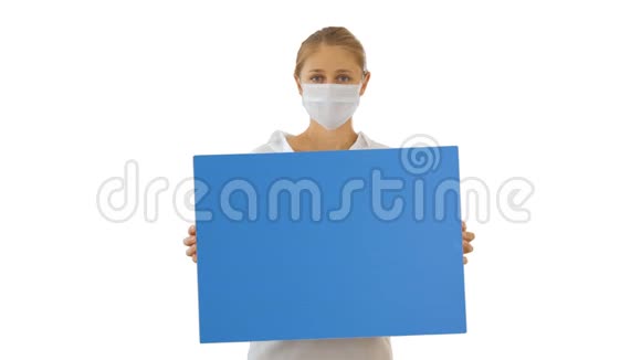 漂亮的女商人戴着保护面具在白色背景上拿着空白板视频的预览图