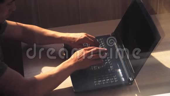 一个自由职业者在为笔记本电脑工作在笔记本键盘上打字隔离期间在家远程工作视频的预览图