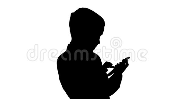 小男孩穿着优雅的西装玩手机视频的预览图