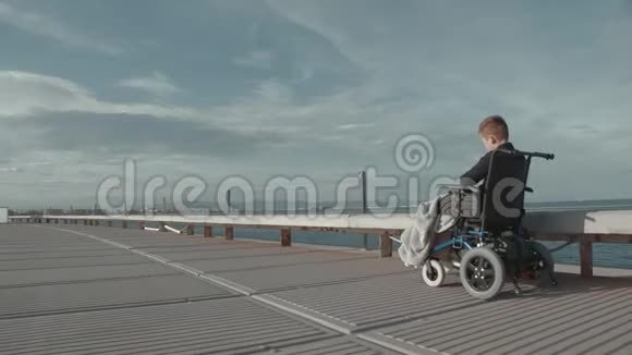 孤独地坐在轮椅上视频的预览图