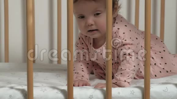 一个小孩子在婴儿床上玩耍视频的预览图