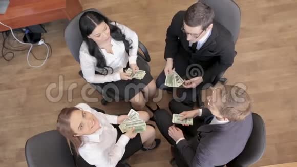 商人坐在椅子上把钱投在自己身上视频的预览图
