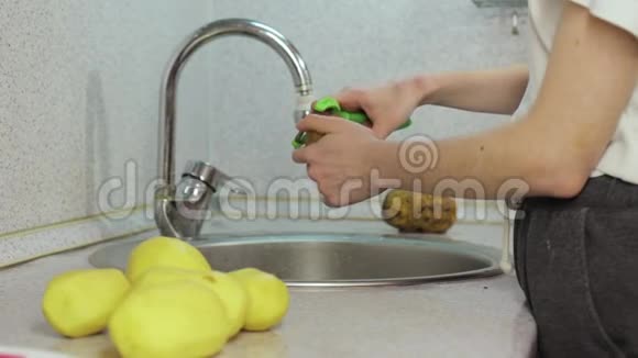 双手在水槽里清洗果皮土豆视频的预览图