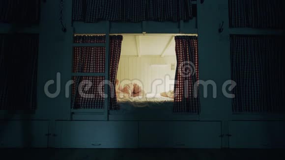 小女孩躺在床上在舒适的宿舍里睡着了视频的预览图
