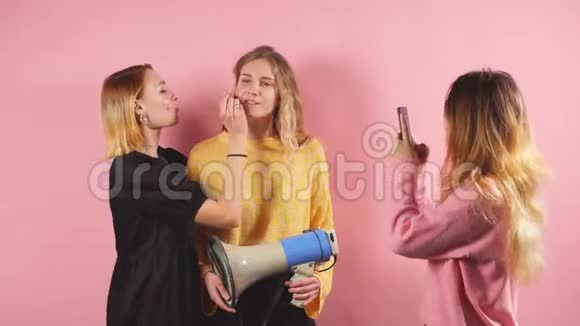 三个穿着女服的年轻妇女将在工作室中被孤立争取妇女的权利视频的预览图
