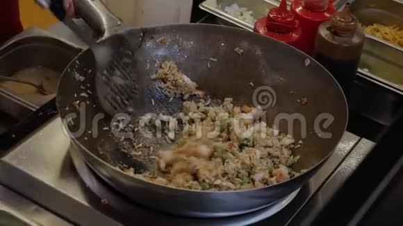 平底锅里有米饭的混合蔬菜视频的预览图