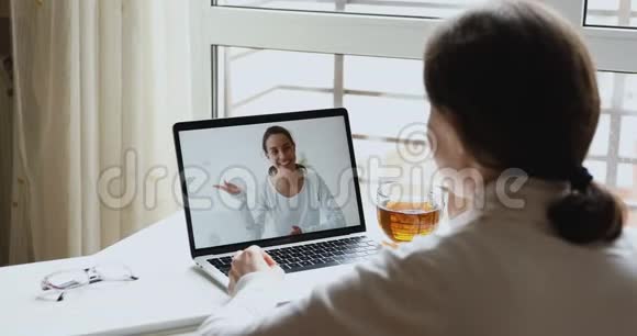 友好的女经理视频呼叫远程工作人员笔记本电脑屏幕视频的预览图