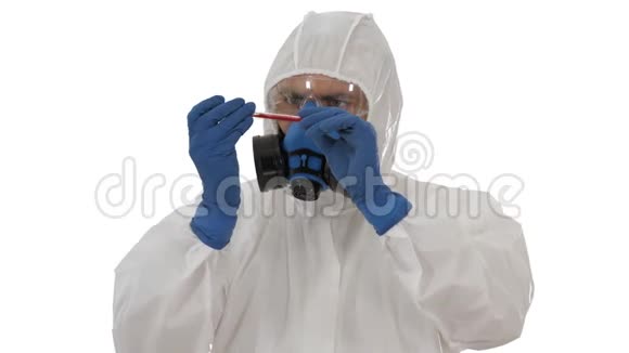 病毒学家在白色背景下观察血液检测冠状病毒感染的概念视频的预览图