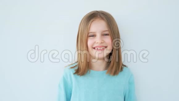 可爱的小女孩微笑视频的预览图