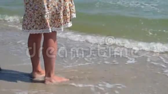 女人的腿被海浪冲走了视频的预览图