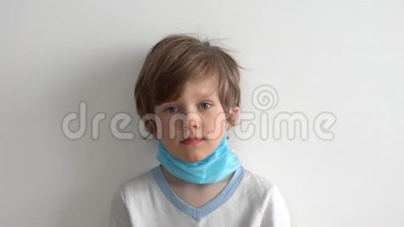 预防冠状病毒小男孩给她戴上面具视频的预览图