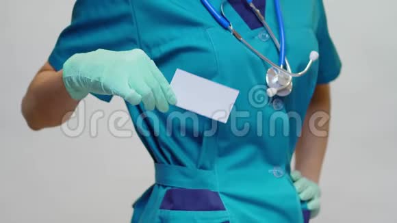 戴防护面罩及手套的医生护士空白名片视频的预览图
