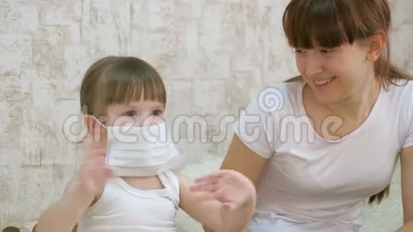 小女孩检疫在玩具熊上戴上医疗面具预防冠状病毒和流感宝贝视频的预览图
