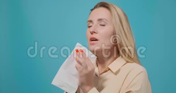 留着长发的女士打喷嚏成了白纸餐巾视频的预览图