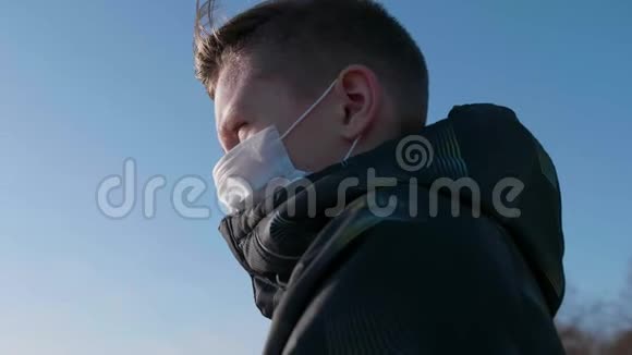 戴防护面具的人待在街上健康和生命安全的预防和保护冠状病毒N1H1视频的预览图