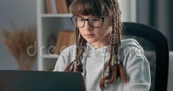 年轻女士在远程学习中使用笔记本电脑视频的预览图