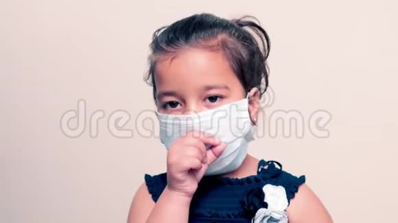 女孩有咳嗽问题与面部覆盖通过面具视频的预览图