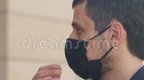 冠状病毒被打败了人摘下防护面罩视频的预览图