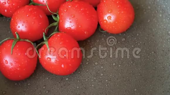 有水滴的红西红柿视频的预览图