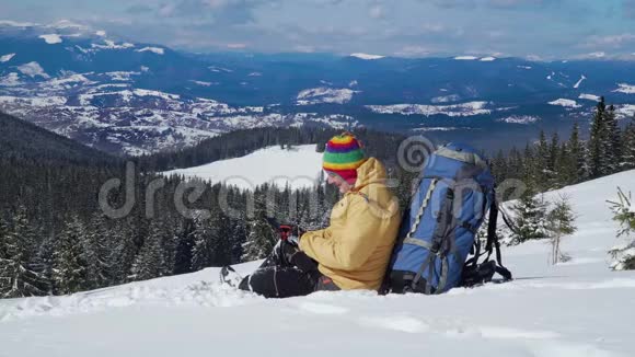 冬天游客在山上打电话视频的预览图