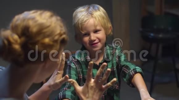 妈妈和宝宝在上陶陶课时胡闹视频的预览图