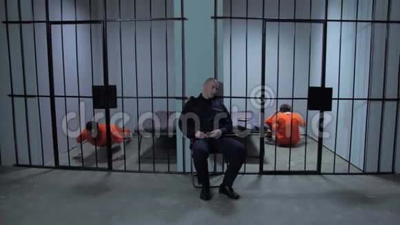 囚犯在监狱里做运动视频的预览图