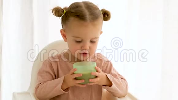 可爱的小女孩带着一杯热巧克力视频的预览图
