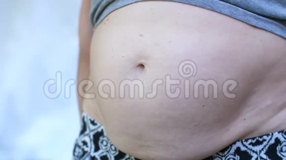 白色背景下的女性脂肪肚视频的预览图