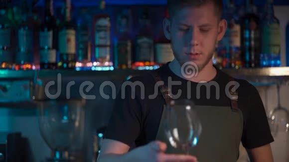 酒保混合鸡尾酒在夜总会视频的预览图