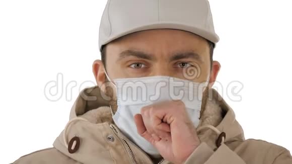 白色背景上戴着医用面具咳嗽的休闲男子视频的预览图