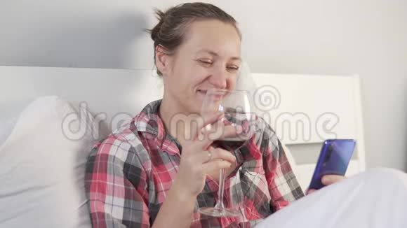 一位年轻女子和她的网友一起喝红酒视频的预览图
