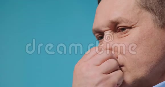 英俊的男人用手指近距离地擦拭鼻子视频的预览图