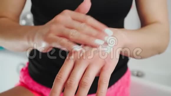 美丽的女人手里拿着奶油美丽的女孩用身体乳液护肤健康和柔软的补水视频的预览图