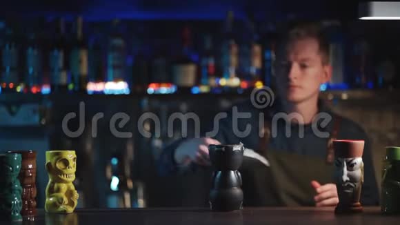 咖啡师准备带柠檬酒和果汁的异国鸡尾酒视频的预览图