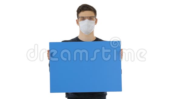 戴医疗面具的年轻人在白色背景上展示和展示标语牌视频的预览图