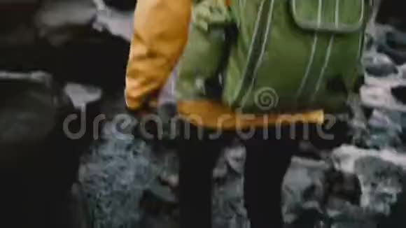 后景两位年轻女子走过山河游客一起在冰岛徒步旅行视频的预览图