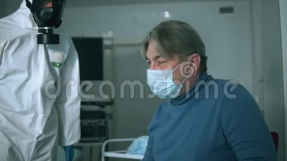 医生正在对一位老年病人使用高温计生病冠状病毒患者在医院covid19概念视频的预览图