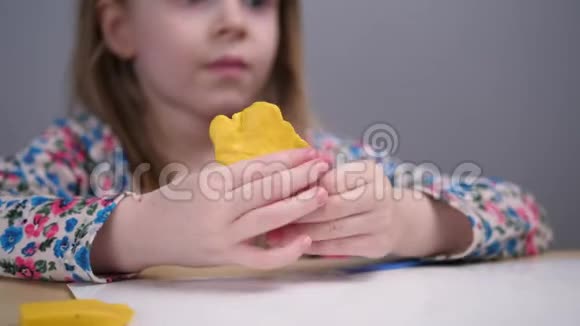 这孩子用黄泥雕刻视频的预览图