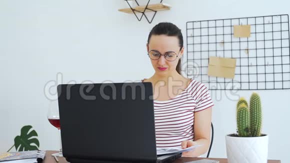 在家工作的女人喝酒视频的预览图
