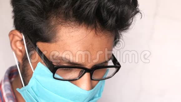 心烦意乱的人戴着面具来防止传染性电晕病毒视频的预览图