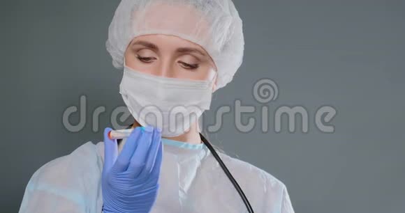 带帽子和面罩的护士用液体盛放试管视频的预览图