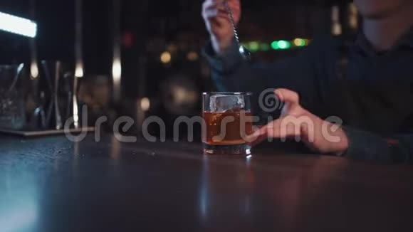 酒保准备带威士忌和橘子的传统老式鸡尾酒视频的预览图
