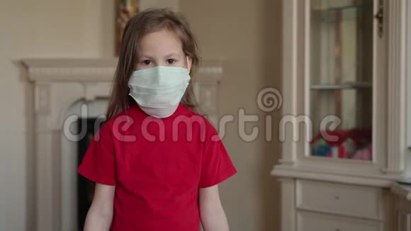 呆在家里的概念戴口罩的小女孩举着牌子说呆在家里保护病毒照顾她们视频的预览图