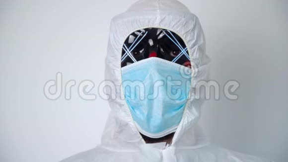 戴黑色面罩和防护罩的专家的肖像非典型病毒学家视频的预览图